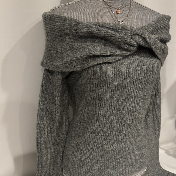 H&M Off-Shoulder Twist Knit Sweater - Gray NWT Size M - Picture 4 of 10